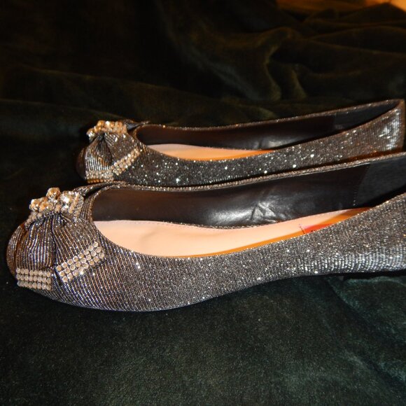 BEAUTIFUL BETSTY JOHNSON BOW SPARKLE FLATS SO MUCH GLAM NEW - Picture 4 of 16